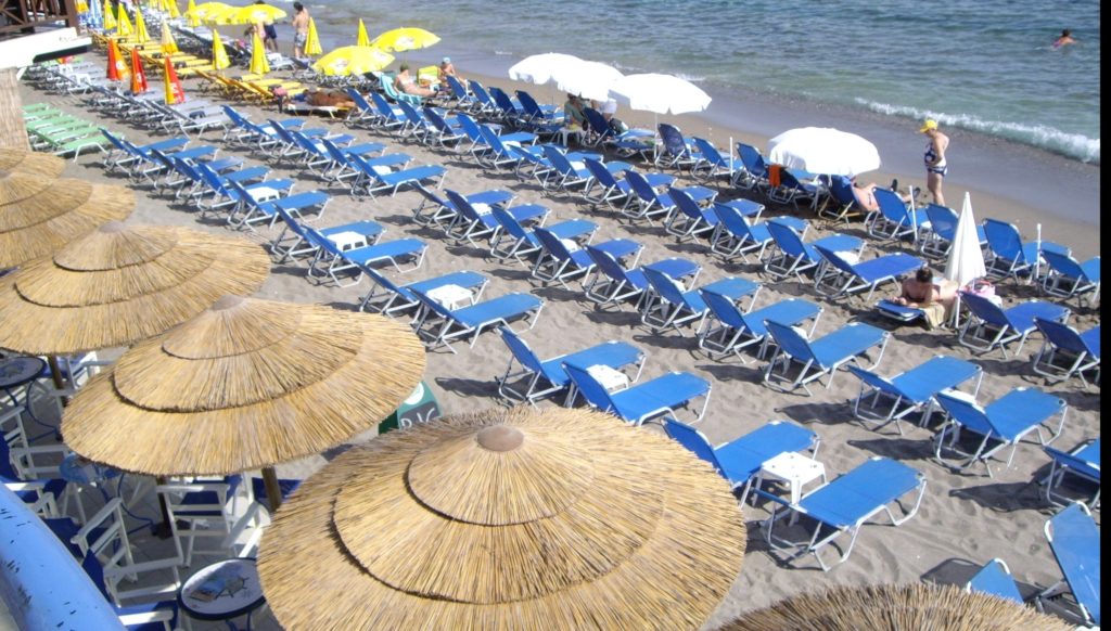 Cluburile de pe litoral, închise în minivacanţa de 1 Mai. Vom purta masca și pe plajă?
