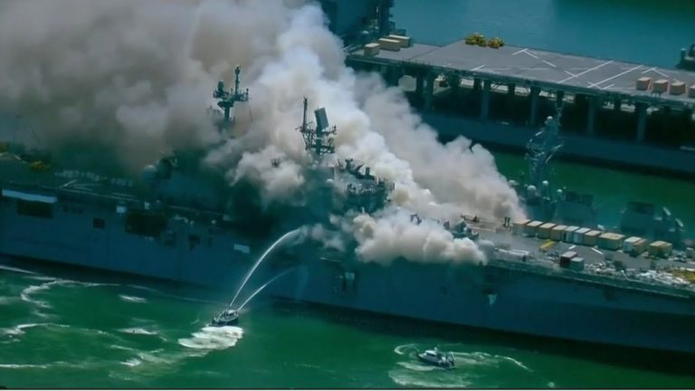 Incendiu puternic la bordul unei nave militare de la o bază din California
