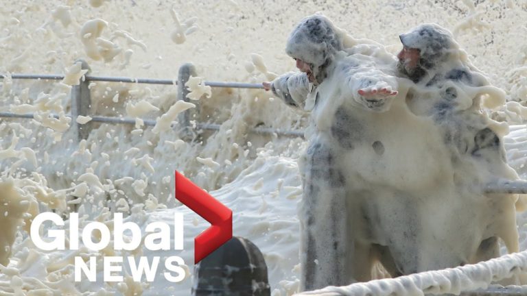 Imagini spectaculoase! Cape Town, acoperit cu spumă oceanică în urma unei furtuni