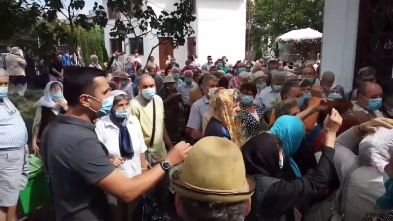 Sute de oameni, la o slujbă de hram din Pitești