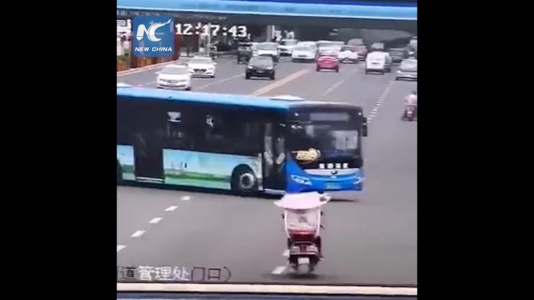 China: Cel puțin 21 de morți după ce un autobuz a căzut într-un lac