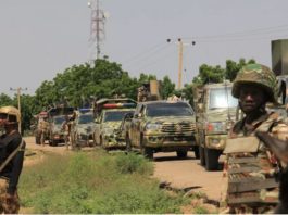 Soldații nigerieni patrulează pentru ai găsi pe jihadiștii care au ucis cinci angajați ai unor organizații umanitare,răpiți luna trecută