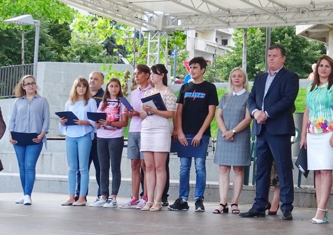 Elevii cu medii de 10 la Evaluare Naţională şi Bacalaureat vor fi premiați de primarul Gutău