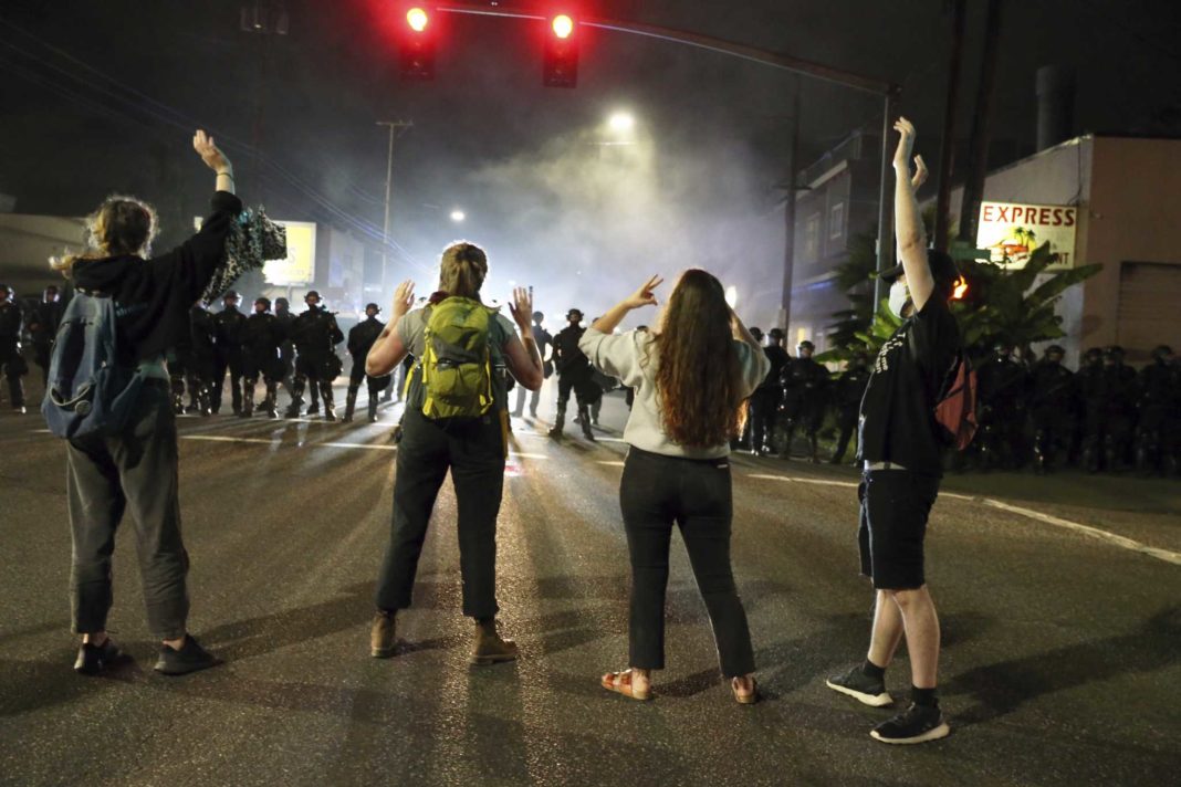 Trump vrea să trimită trupe federale în orașele cu primari democrați. Incidente grave la Portland (Dave Killen/The Oregonian via AP, File)