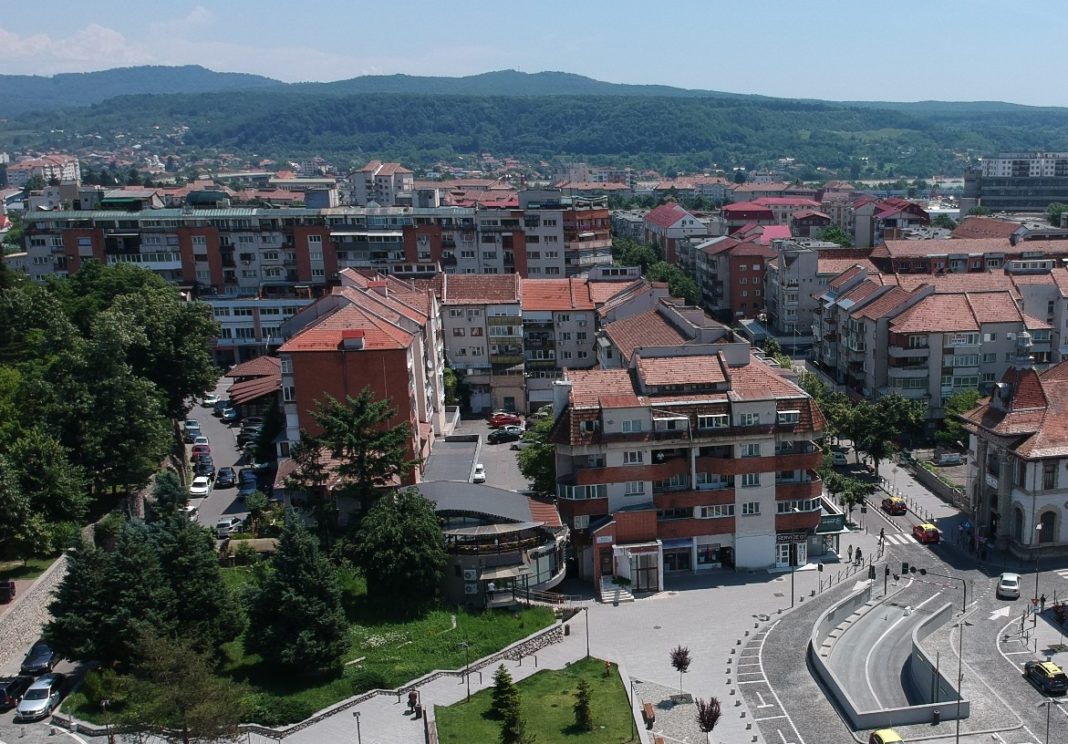 Primăria Râmnicu Vâlcea a semnat, ieri, contractele de reabiltare termică pentru 11 blocuri de locuințe din municipiu