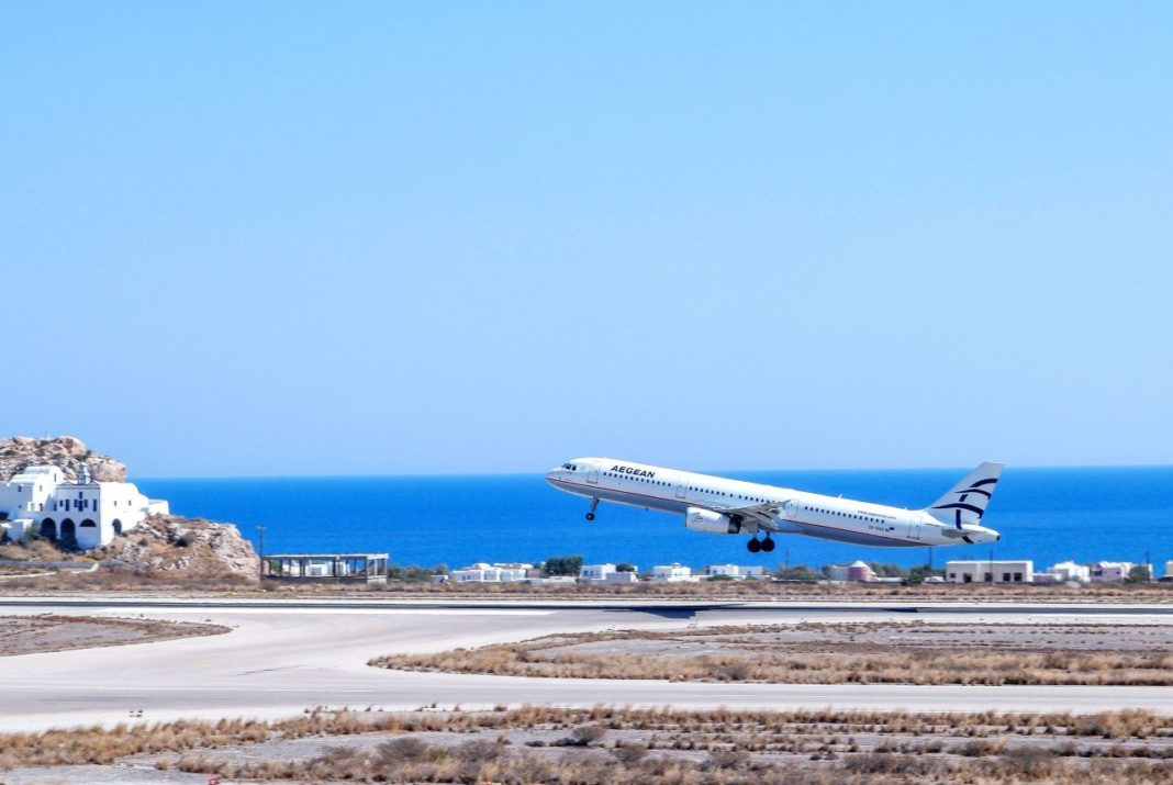Aeroportul din Santorini s-a redeschis de astăzi