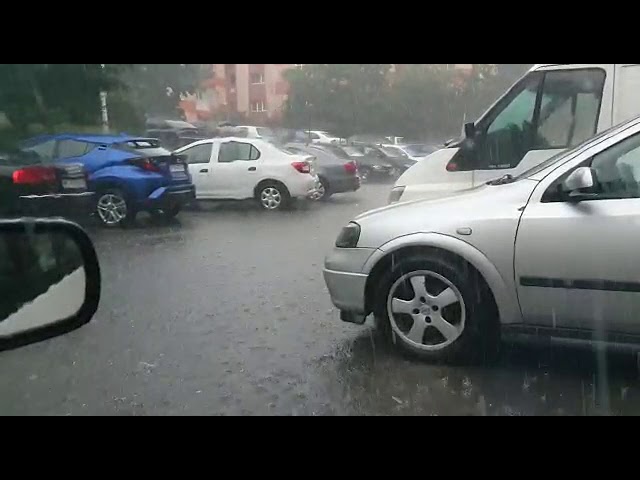 Inundații și copaci căzuți pe strazile Craiovei, după o ploaie torențială