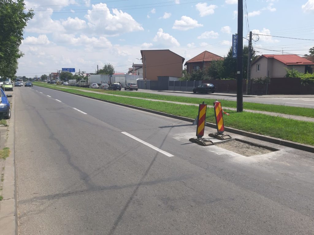 Se lucrează la gurile de canal de pe strada Râului din Craiova