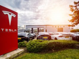 Justiția germană a decis că funcția „Autopilot“ a mașinilor Tesla este prezentată într-un mod înșelător