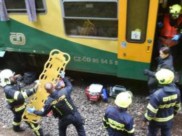Zeci de răniți, patru în stare gravă, după ce un tren de pasageri s-a ciocnit, aseară, cu un mărfar staționat în apropiere de Praga