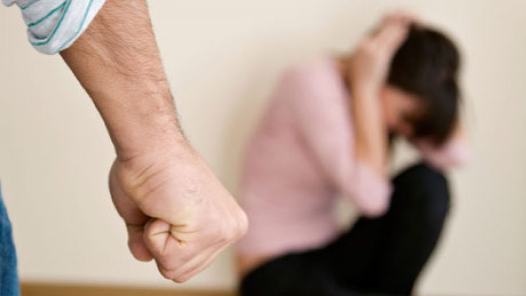 O româncă din Italia, lovită și violată de față cu copilul ei