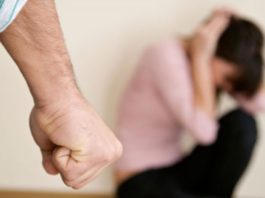 O româncă din Italia, lovită și violată de față cu copilul ei