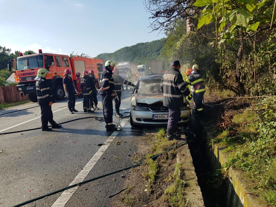 Două persoane au ars de vii după ce mașina în care se aflau a luat foc pe DN 6, la ieșirea din Orșova, după impactul cu un tir
