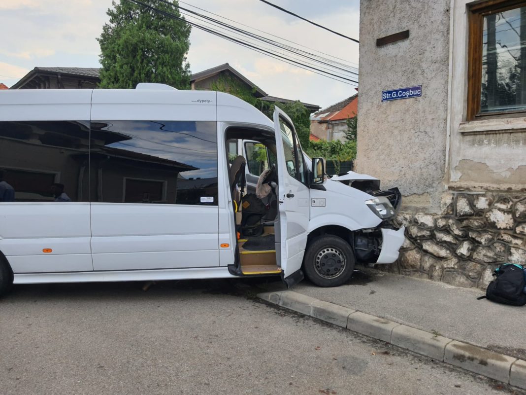 Un brașovean nu a respectat semnificația indicatorului OPRIRE într-o intersecție din Severin și a ajuns cu microbuzul într-o casă