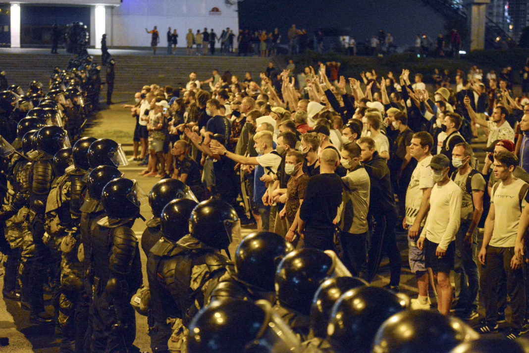 Poliţia belarusă a indicat miercuri că a tras cu arme de foc asupra manifestanţilor care au protestat marţi seara