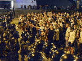 Poliţia belarusă a indicat miercuri că a tras cu arme de foc asupra manifestanţilor care au protestat marţi seara
