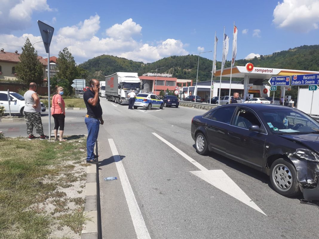 Un accident rutier a avut loc în urmă cu puțin timp pe DN6, în localitatea mehedințeană Orșova, unde două autoturisme înmatriculate în Dolj au intrat în coliziune