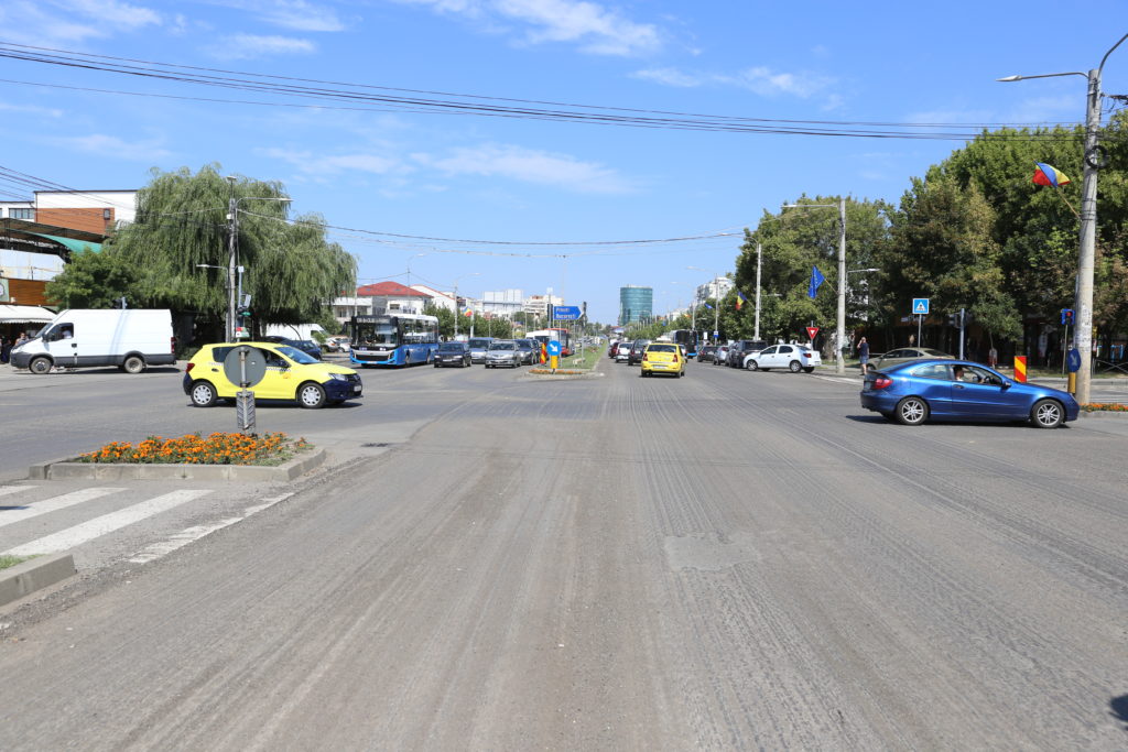 Vin alegerile! Bulevardul 1 Mai a fost decopertat în zona Ciupercă şi în zona spitalului judeţean. La giratoriul de la Ciupercă a fost turnat, miercuri seară, noul strat de asfalt.