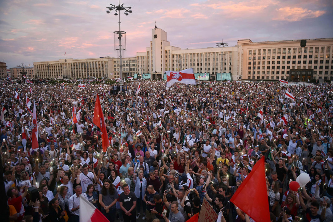 Proteste masive organizate de opoziția din Belarus (Photo by Sergei GAPON / AFP)