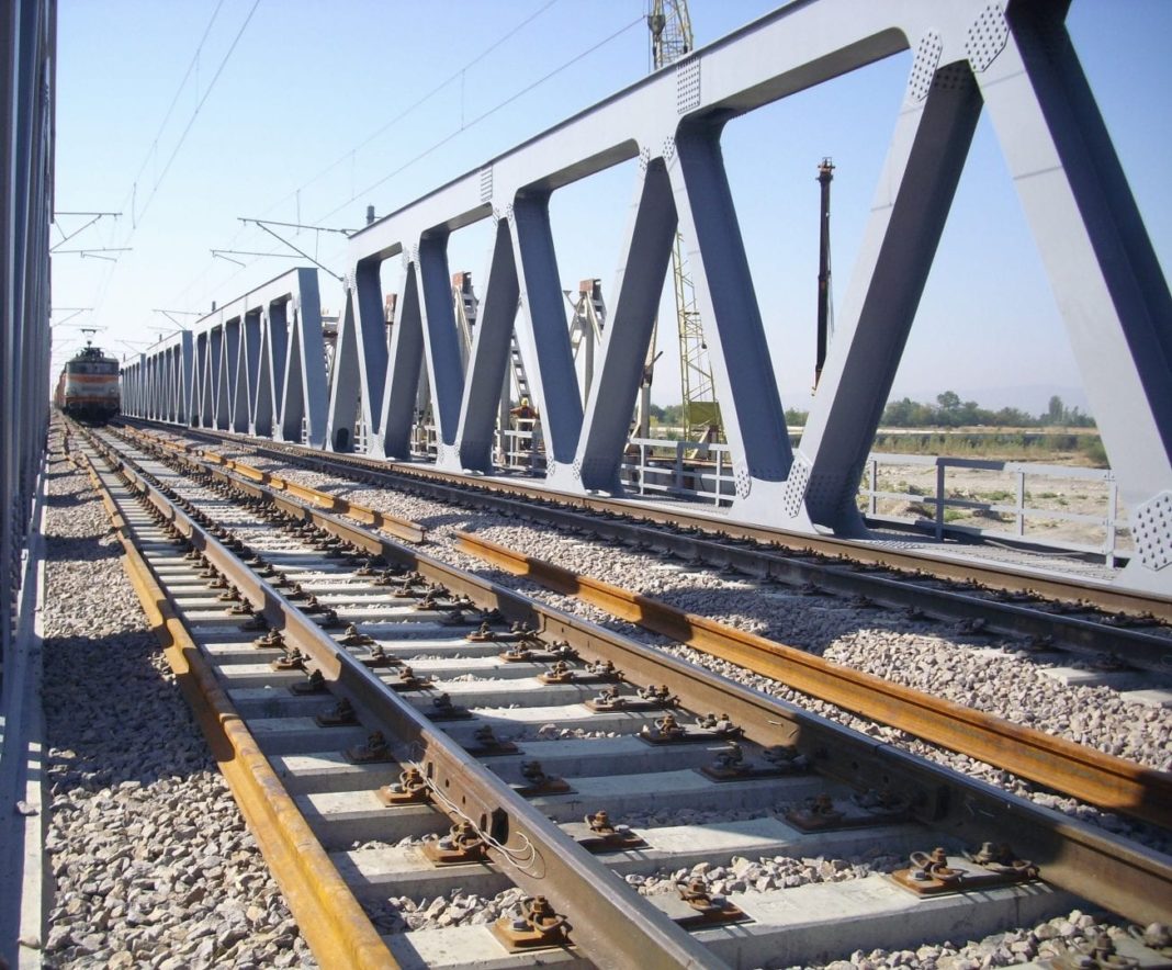 Se reabilitează un pod feroviar în județul Olt