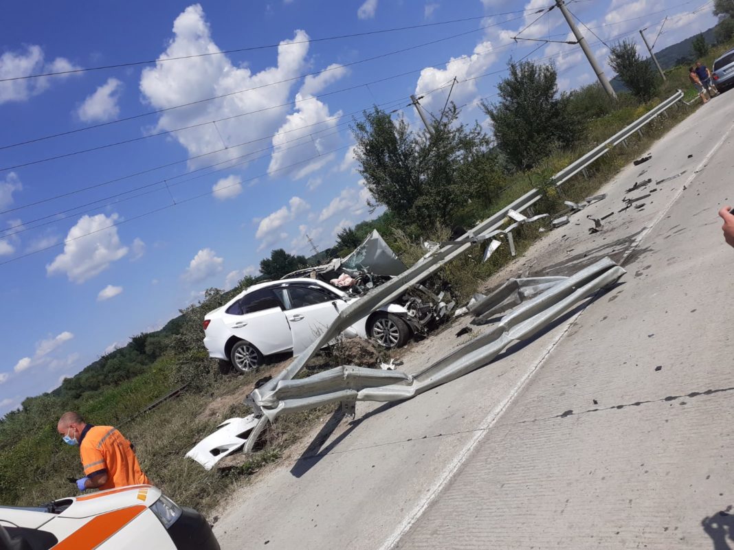 Mașină, izbită de un parapet de protecție