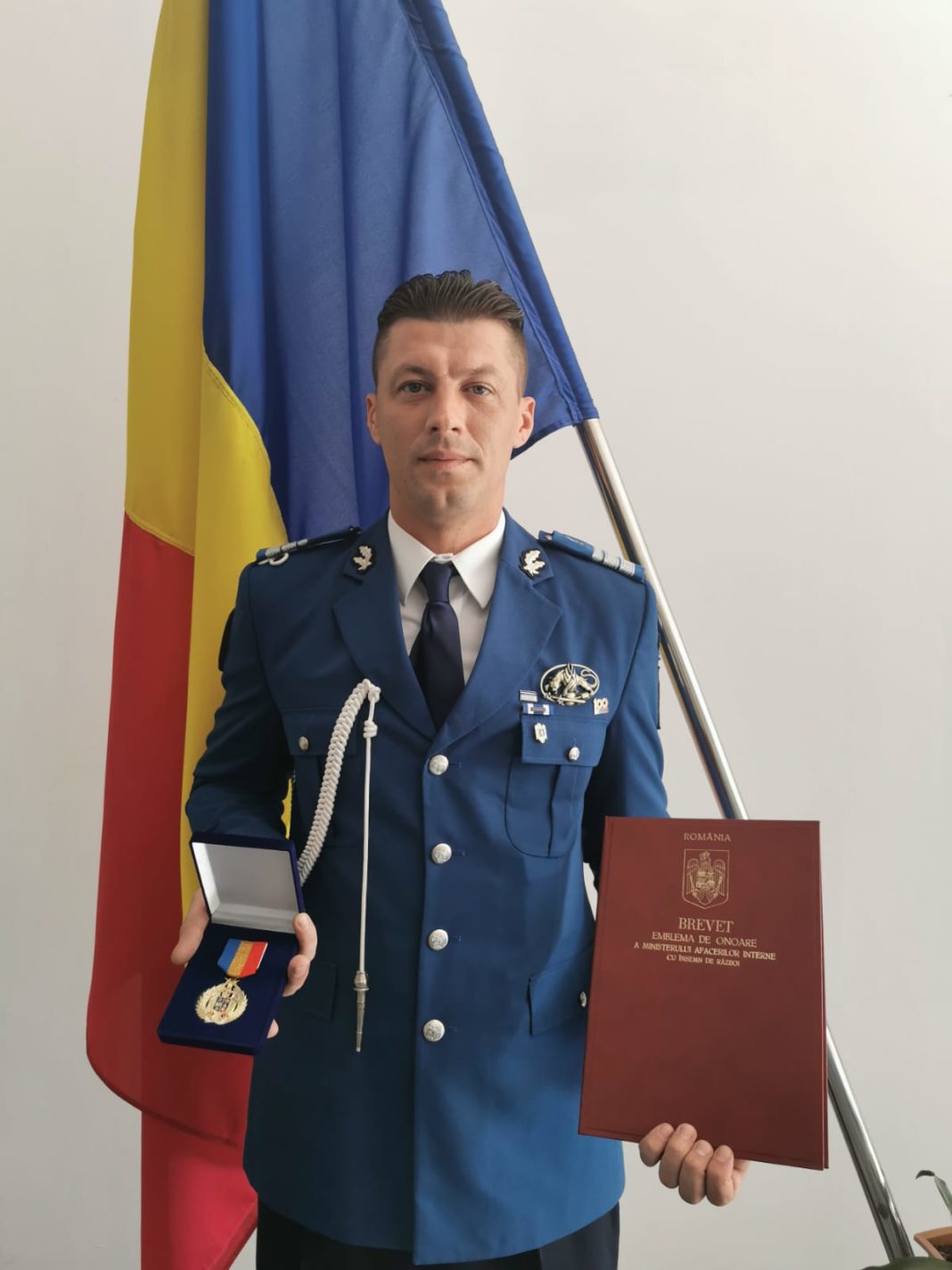 Un jandarm oltean a primit o medalie pentru serviciile şi misiunile încredinţate