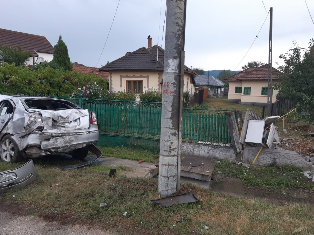 Accident rutier în Râureni. Un autoturism a acroşat un branşament de gaze