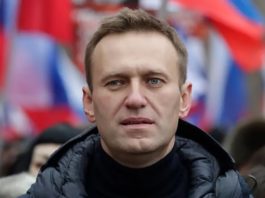 Opozantul rus Aleksei Navalnîi, plasat în detenţie după ce a revenit în Rusia, urmează să fie judecat miercuri pentru defăimarea unui veteran din Al Doilea Război Mondial, delict pasibil de amendă sau închisoare, au anunţat marţi avocaţii săi, informează AFP. Navalnîi a fost arestat duminică la revenirea sa de la Berlin şi a fost încarcerat până cel puţin pe 15 februarie, în cadrul unei proceduri pentru încălcarea controlului judiciar. El a fost plasat în detenţie la Moscova în carantină din cauza pandemiei de coronavirus. Comitetul de anchetă rus a declanşat în iulie o anchetă pentru defăimare împotriva lui Navalnîi, acuzat că a difuzat informaţii "mincinoase" şi "injurioase pentru onoarea şi demnitatea" unui veteran din Al Doilea Război Mondial. Acesta din urmă îşi exprimase la televiziune sprijinul pentru referendumul constituţional din vară care a întărit prerogativele preşedintelui Vladimir Putin. Ancheta a fost suspendată în timpul spitalizării opozantului în Germania, în urma presupusei sale otrăviri, în august, otrăvire de care Navalnîi incriminează Kremlinul, chiar dacă autorităţile ruse au negat în repetate rânduri orice implicare. "Tribunalul este cel care trebuie să asigure venirea sa la audieri. Se va reuşi aceasta în condiţiile carantinei de 14 zile? Nu se ştie nimic", a comentat la postul de radio Eho Moskvî unul dintre avocaţii lui Navalnîi, Vadim Kobzev. Veteranul care a depus plângere nu va fi prezent, a adăugat el, reclamantul cerând din vară ca dosarul să fie dezbătut în lipsa lui. În funcţie de gravitatea faptelor, defăimarea este pasibilă de amenzi ce pot ajunge la 5 milioane de ruble (56.000 de euro) şi cinci ani de închisoare. Pedepse mai uşoare, precum munca în folosul comunităţii, pot fi de asemenea pronunţate. Într-o altă întâlnire judiciară importantă pentru opozant, pe 2 februarie un tribunal va examina revocarea unei pedepse cu suspendare, deschizând astfel calea pentru ispăşirea de către Navalnâi a cel puţin unei părţi din pedeapsa de trei ani şi jumătate la care el a fost condamnat în 2014. Aleksei Navalnîi consideră ambele dosare ca fiind politice. Navalnîi este deţinut de luni seara în centrul Matroskaia Tişina, închisoare celebră din Moscova în care a fost închis şi oligarhul Mihail Hodorkovski, după ce a devenit duşman înveterat al Kremlinului. Navalnîi este singur în celulă din cauza carantinei. Potrivit unui organism de observare a închisorilor din Rusia, Navalnîi a primit în celulă o saltea, o pernă, cearceafuri, o farfurie, o cană, o lingură şi produse de igienă. El dispune de asemenea de un fierbător, un mic frigider şi un televizor. Apropiaţii săi îi pot cumpăra produse alimentare. Marile puteri occidentale au cerut eliberarea imediată a opozantului, cerând de asemenea Moscovei explicaţii cu privire la otrăvirea lui.