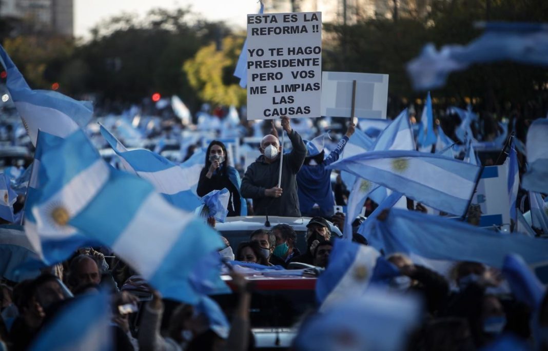 Mii de argentinieni au manifestat împotriva carantinei impuse de guvern