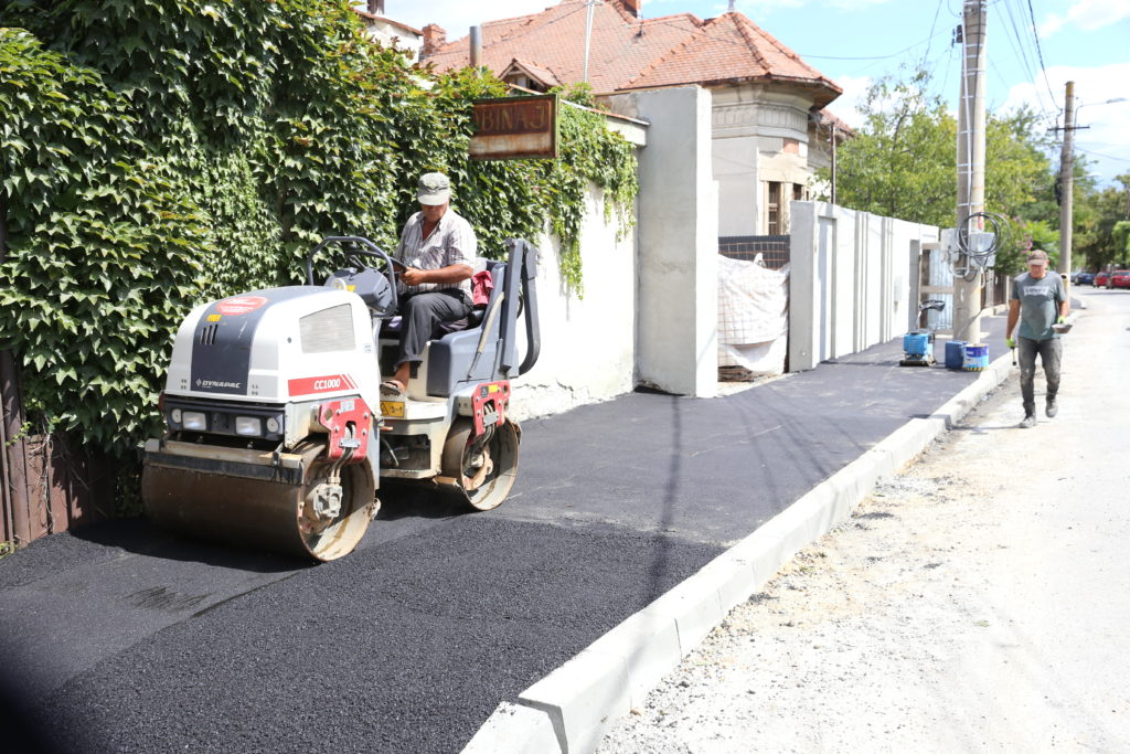 Vin alegerile. Pe strada Câmpia Islaz se lucrează la reabilitarea trotuarelor