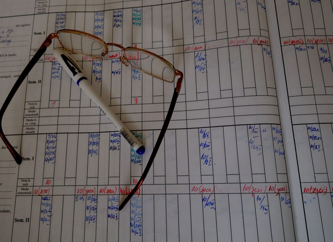 Titularizare pe adeverinţă şi schimb de posturi pe bani