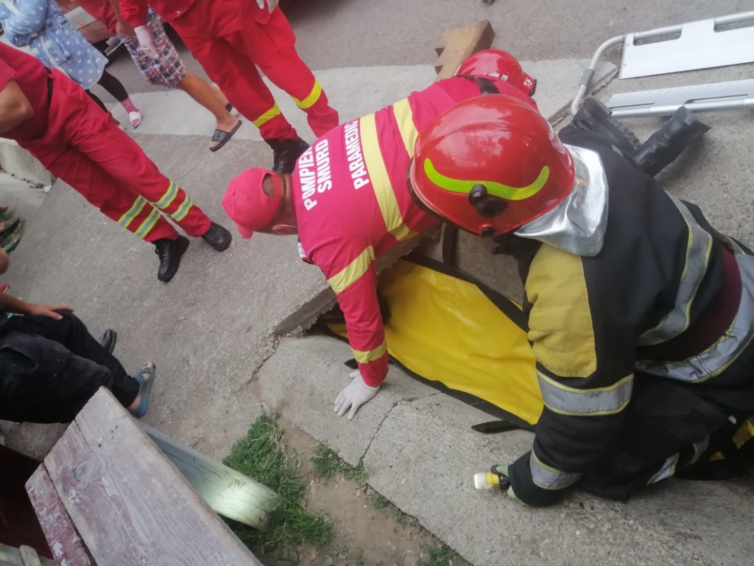 Copil blocat într-un canal de scurgere, salvat de pompieri