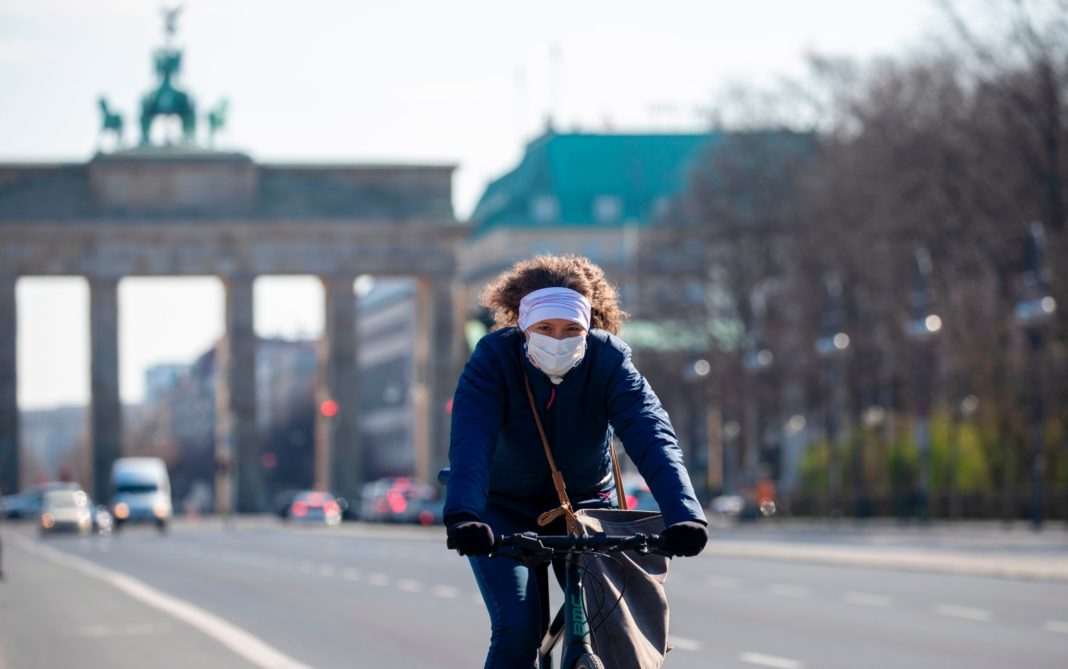Angela Merkel vrea amenzi pentru cei prinși fără mască în magazine sau în transportul public