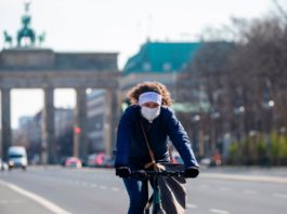 Angela Merkel vrea amenzi pentru cei prinși fără mască în magazine sau în transportul public