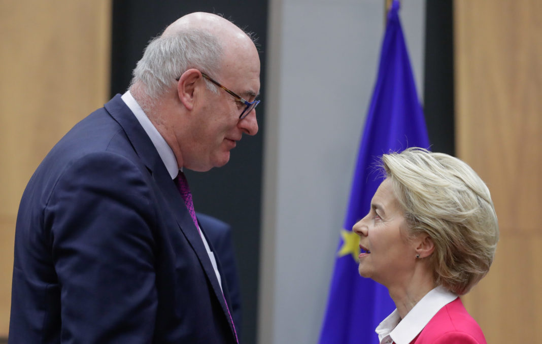 Comisarul european Phil Hogan şi-a prezentat ieri demisia preşedintelui CE, Ursula von der Leyen