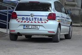 Polițiștii au prins în flagrant doi tineri care încercau să fure componente auto