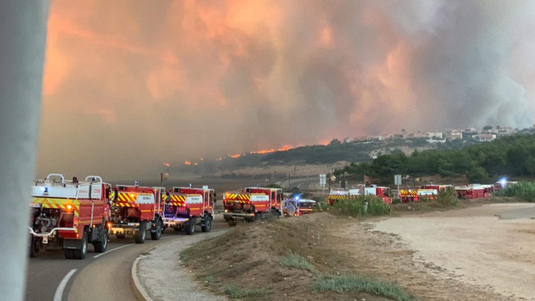 Peste 2.700 de persoane, evacuate în urma unui incendiu de vegetaţie pe Coasta de Azur