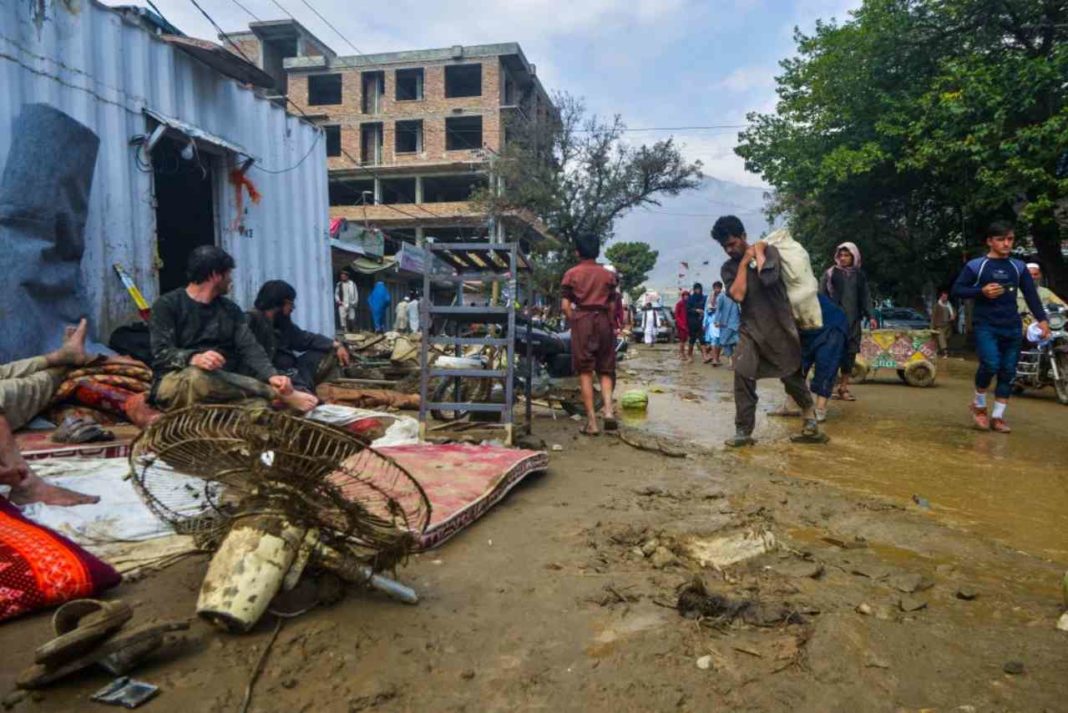 Inundaţiile au distrus miercuri dimineaţă sute de case din oraşul afgan Charikar
