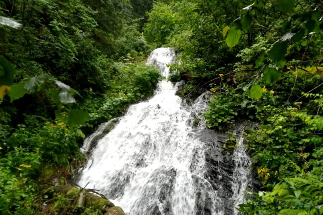 Cascada Măgura, inclusă în circuitul turistic local şi naţional