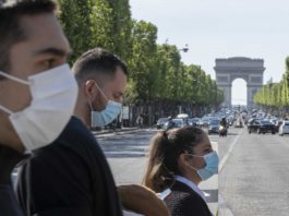 Tot mai multe oraşe din Franţa impun purtarea măştii în exterior