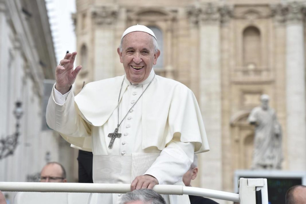 Papa Francisc îşi va relua audienţele generale în prezenţa publicului