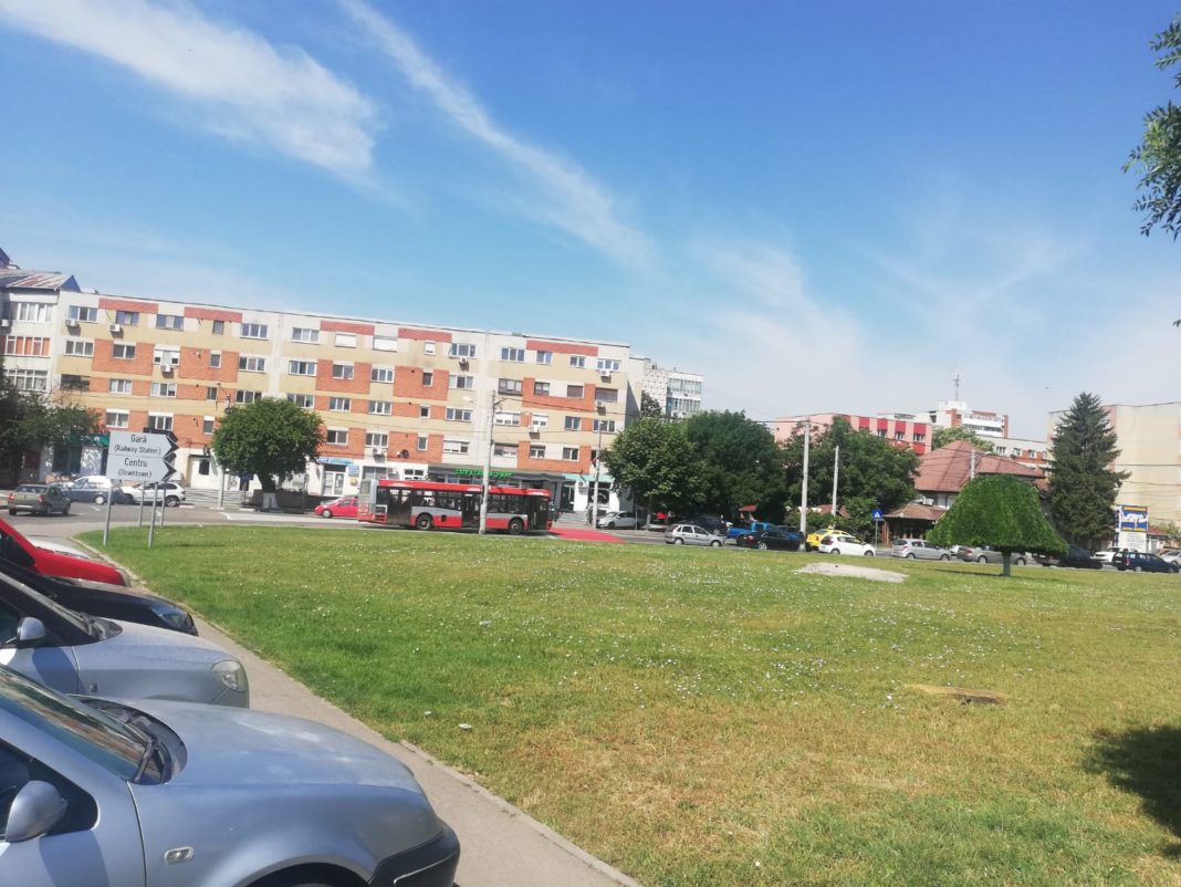Locul din faţa Parcului „Nicolae Romanescu“ unde primăria vrea să construiască o parcare supraterană de 400 de locuri