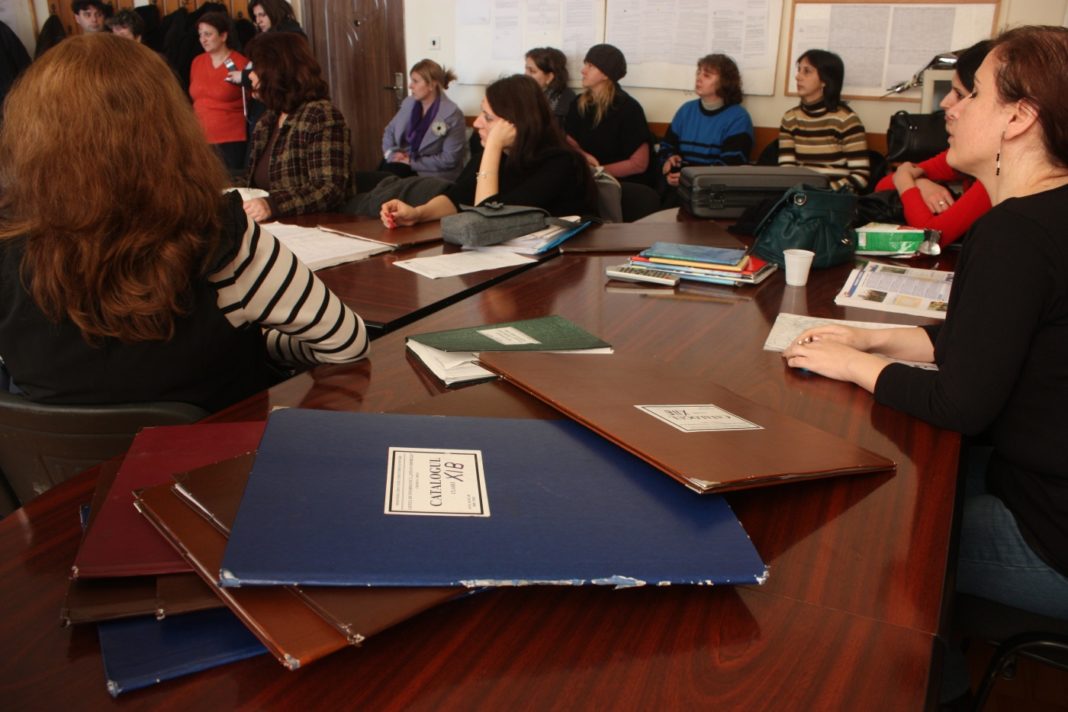 Profesorii vor lua lecţii de predat online de la televizor