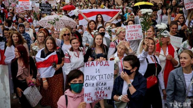 Marș de protest al femeilor în Belarus. Forțele de ordine au creat cordoane pentru a le opri