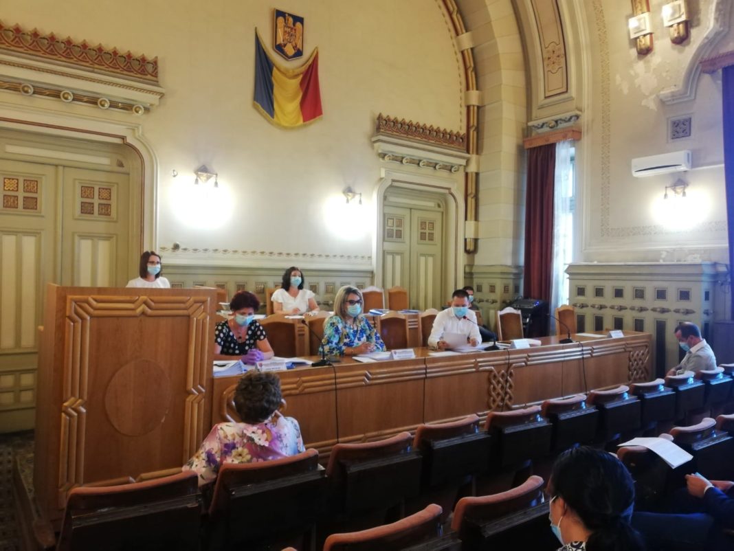 Şedinţa ordinară de luni a CJ Dolj a fost condusă de „vicele“ Cosmin Vasile. Proiectele de hotărâre au fost aprobate, la pas, de consilierii judeţeni.