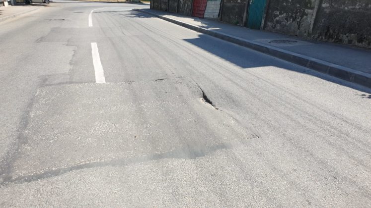 Asfalt lăsat pe strada Sărarilor