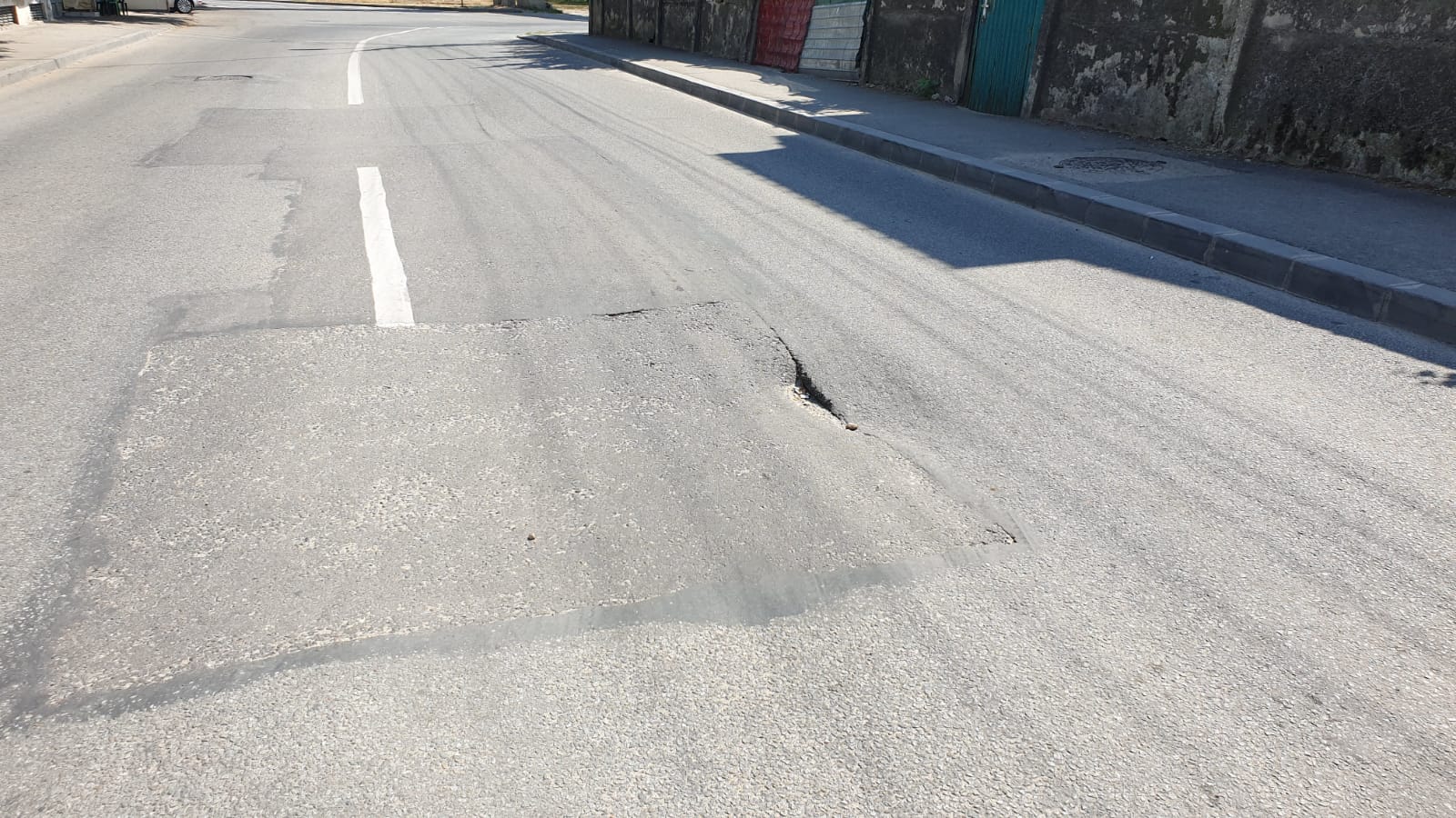 Asfalt lăsat pe strada Sărarilor