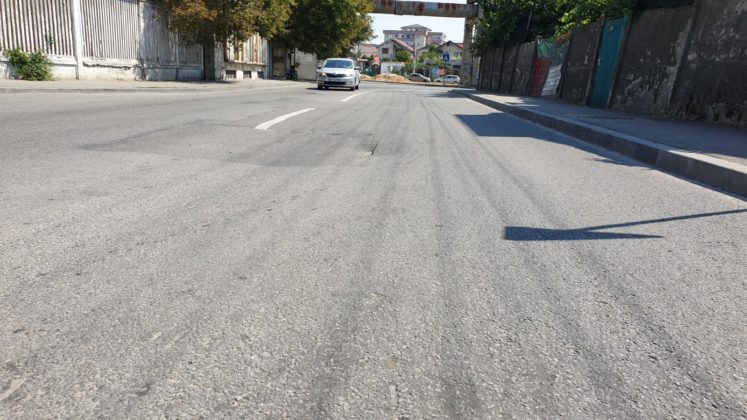 Strada Sărarilor este degradată pe tronsonul de la intersecţia cu Calea Bucureşti, spre Frigorifer