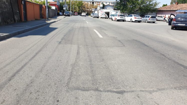 Strada Sărarilor este degradată pe tronsonul de la intersecţia cu Calea Bucureşti, spre Frigorifer