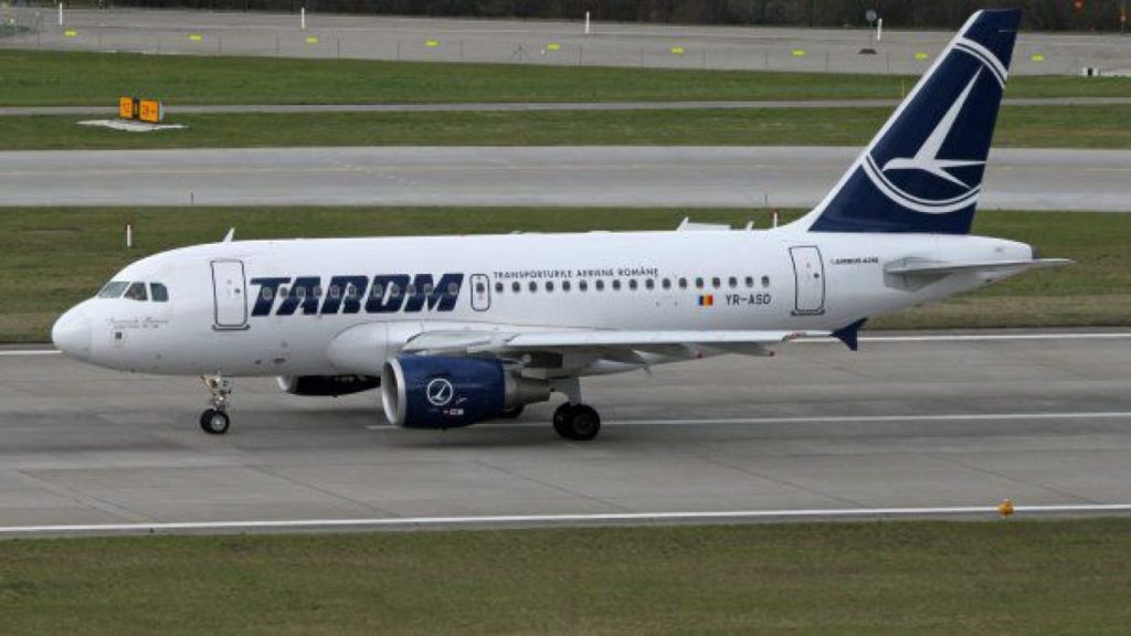 Un avion Tarom s-a întors din drum după ce a lovit mai multe păsări imediat după decolare